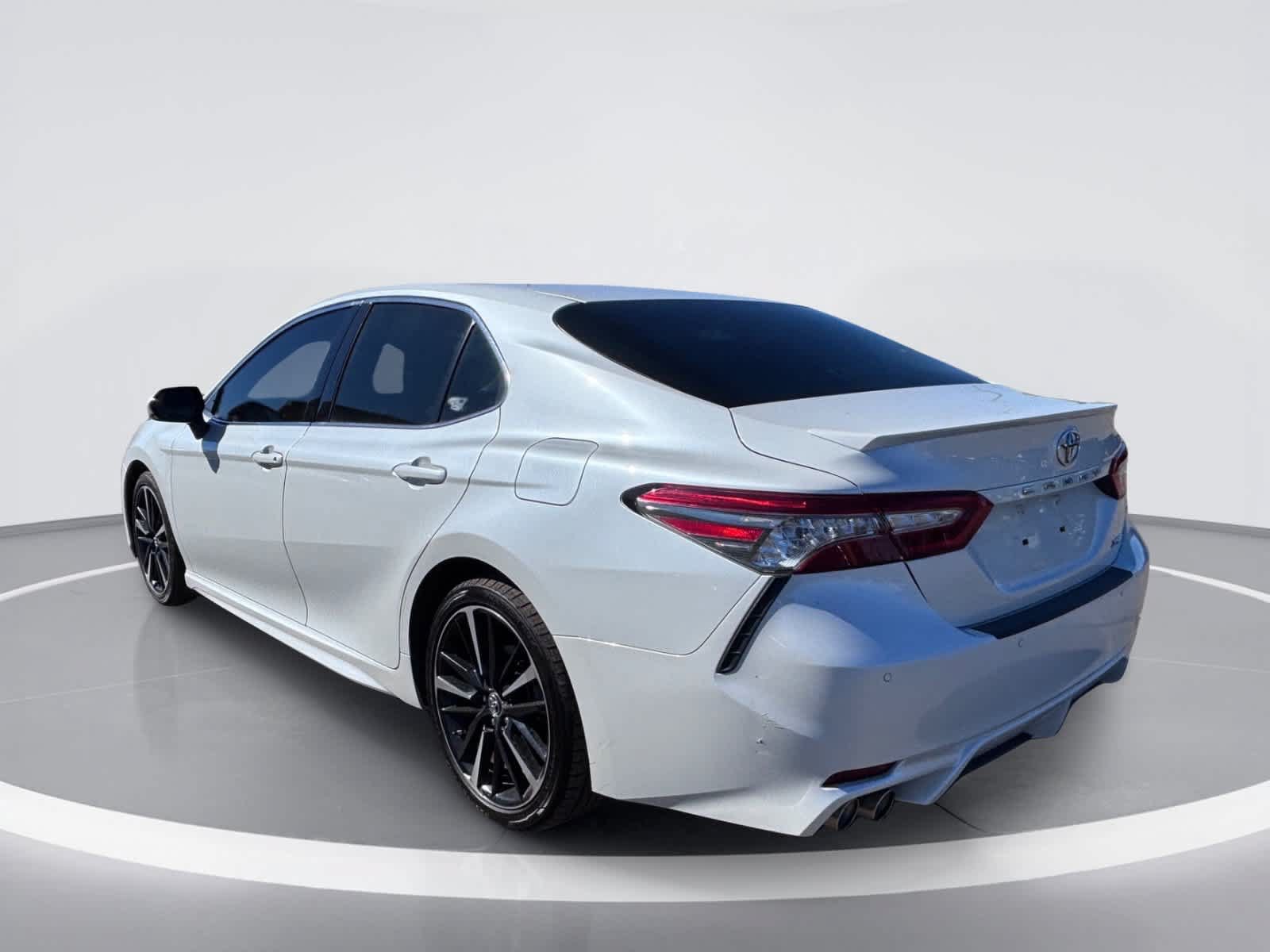 Used 2018 Toyota Camry XSE FWD image 2