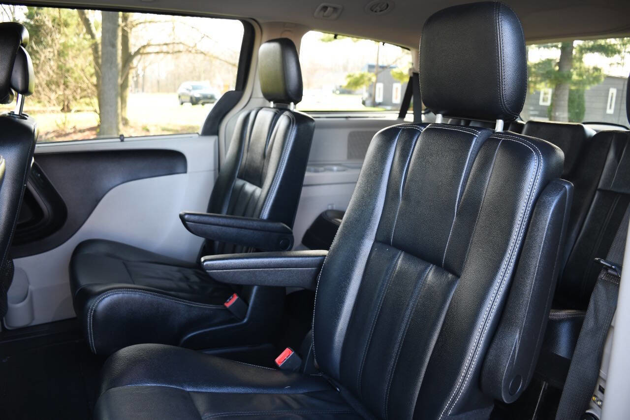 Used 2015 Chrysler Town & Country Touring FWD image 15