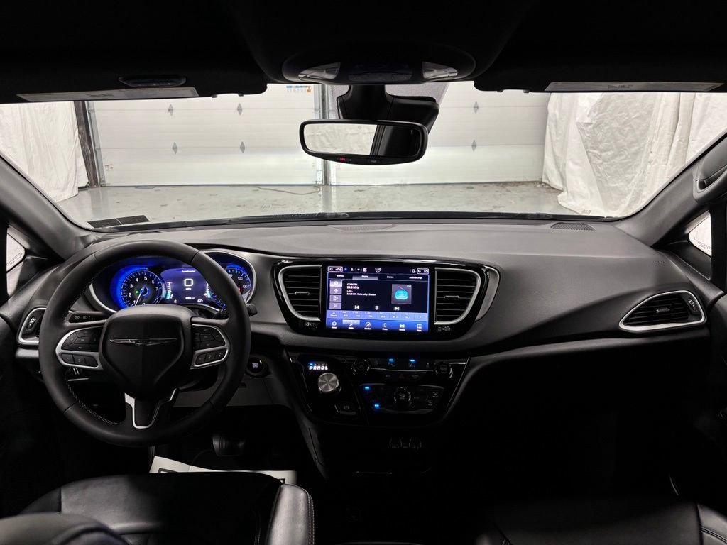 Used 2025 Chrysler Pacifica Select FWD image 36