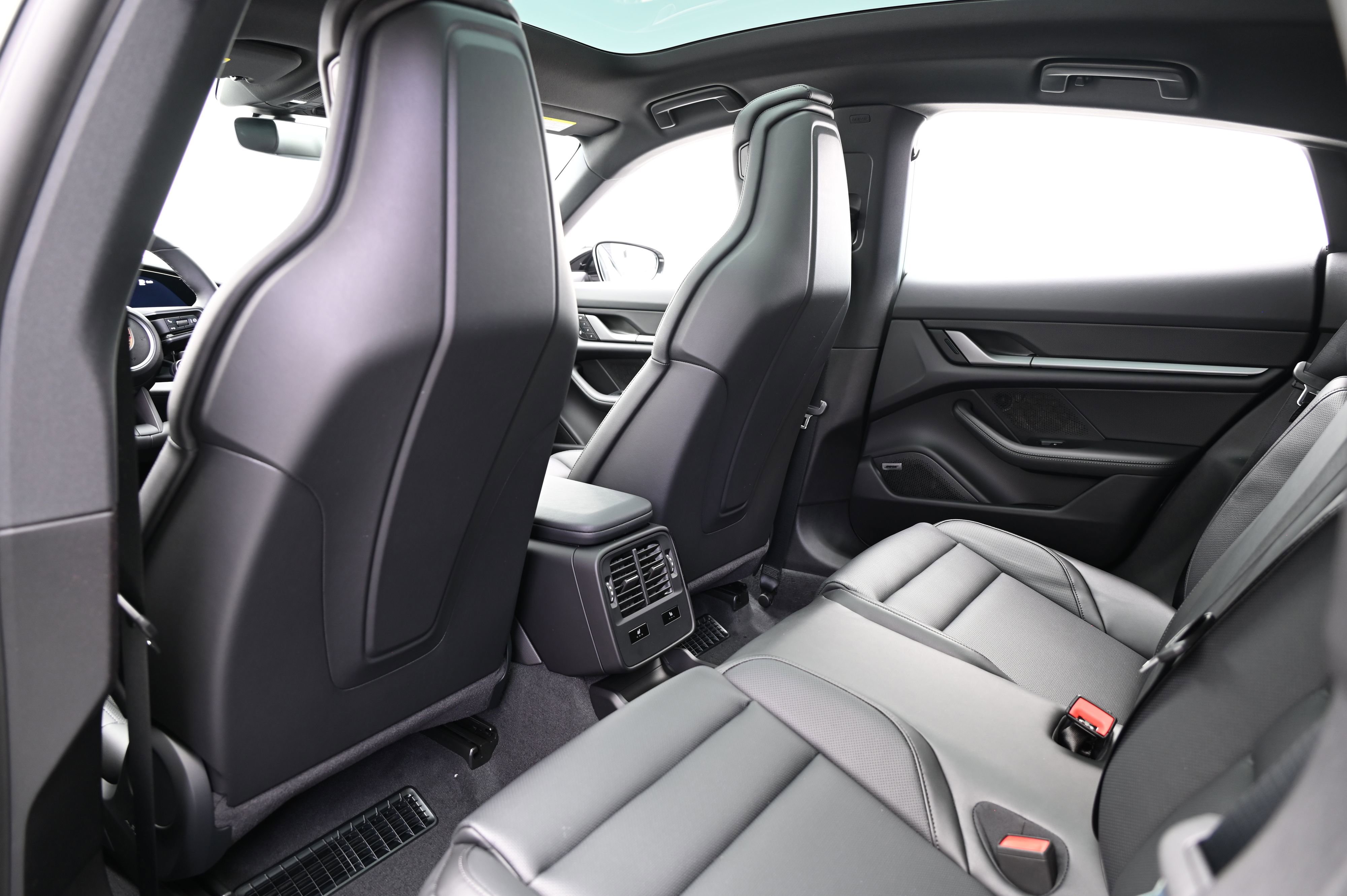 Used 2025 Porsche Taycan image 30