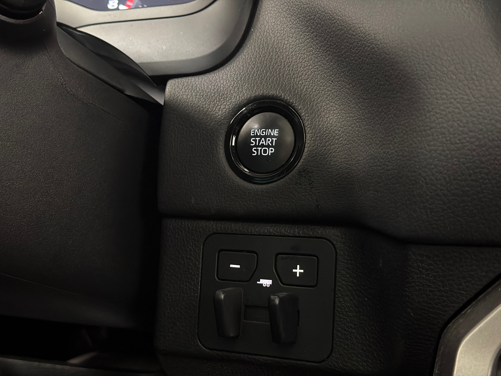 Used 2025 Toyota Tundra Limited AWD/4WD image 27