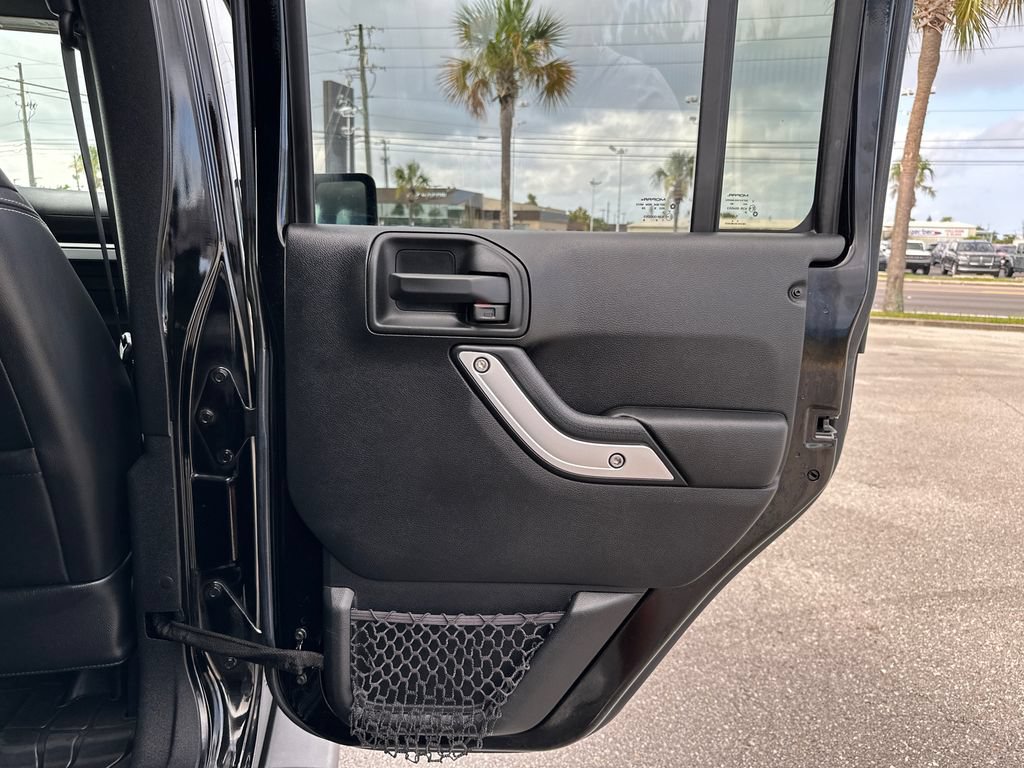 Used 2017 Jeep Wrangler Unlimited Sahara w/ Connectivity Group AWD/4WD image 16