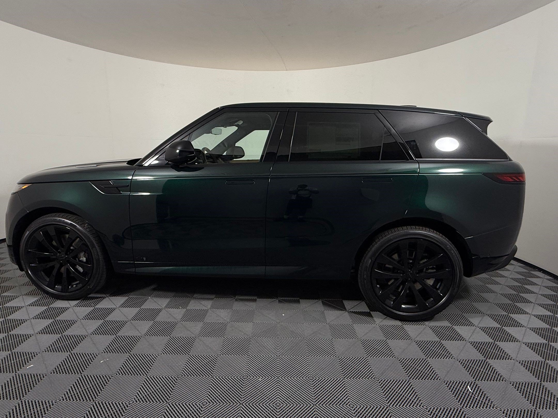 New 2026 Land Rover Range Rover Sport Dynamic SE AWD/4WD image 2