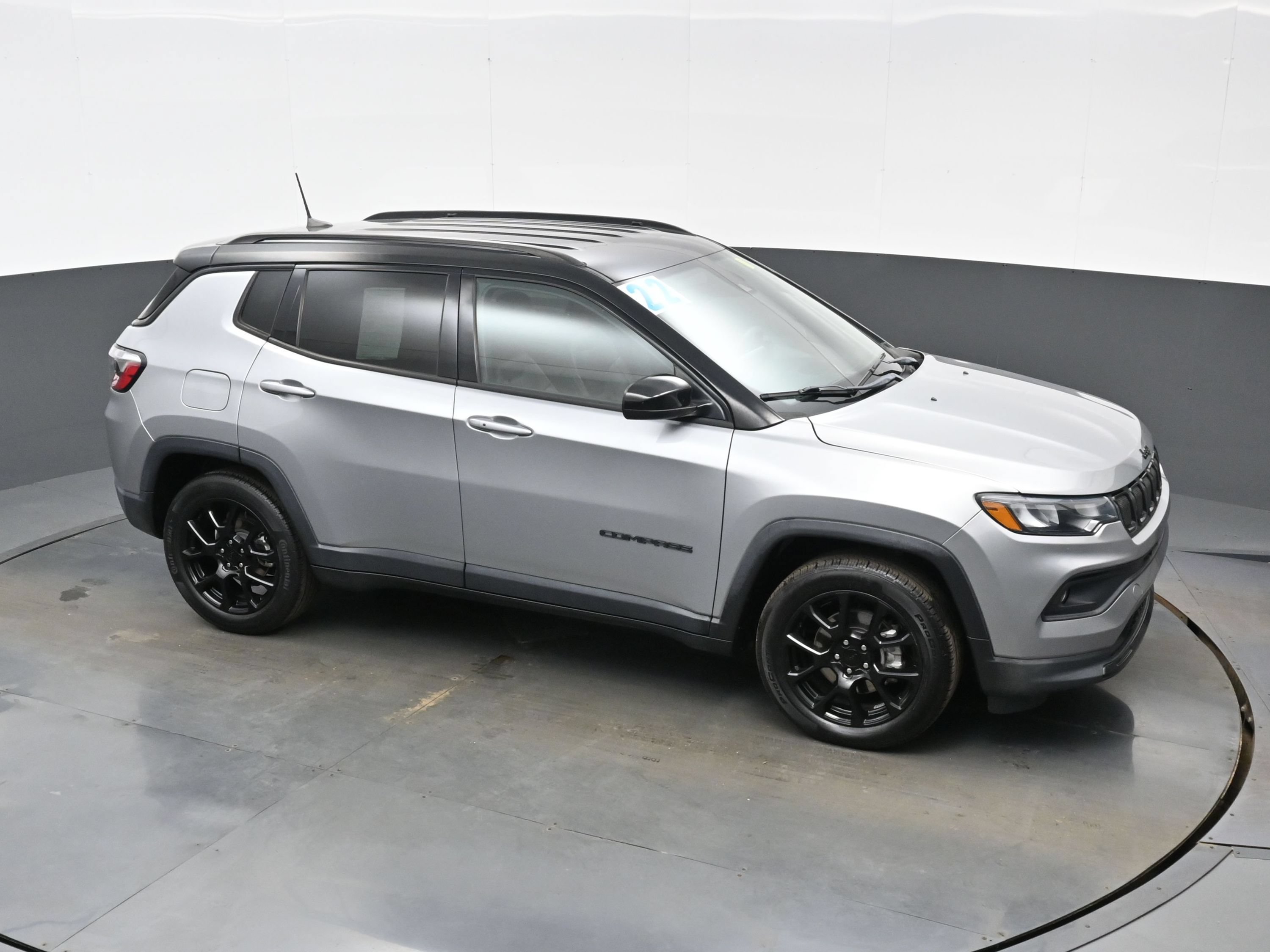 Used 2022 Jeep Compass Latitude FWD image 40