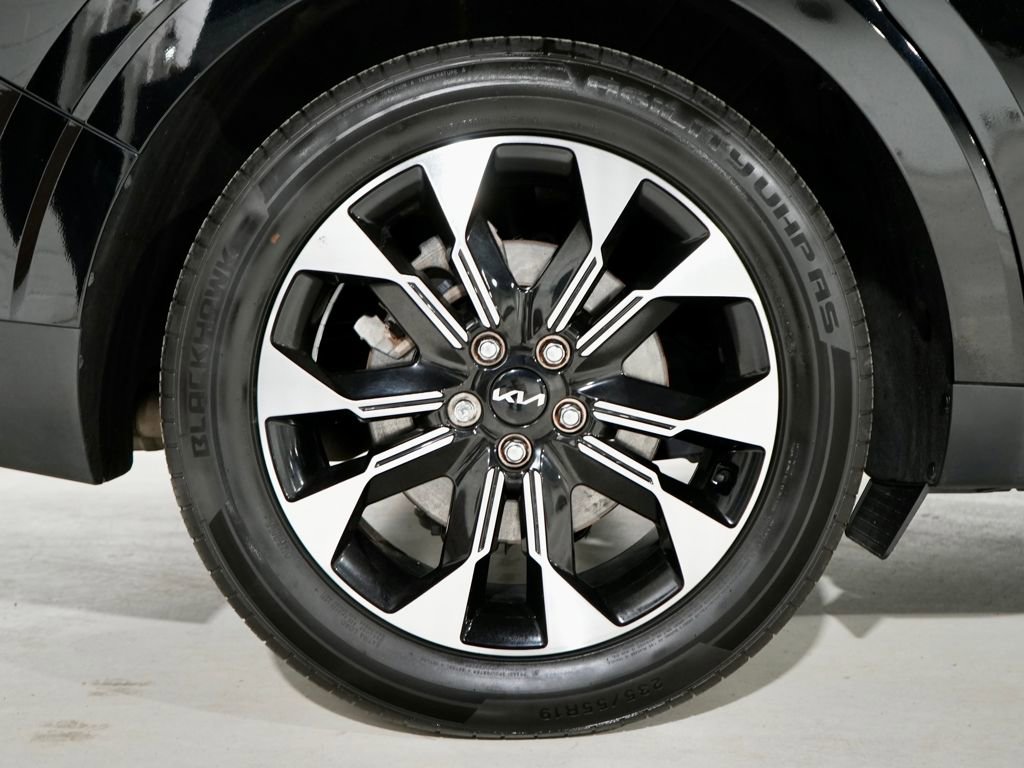 Used 2023 Kia Carnival EX image 35