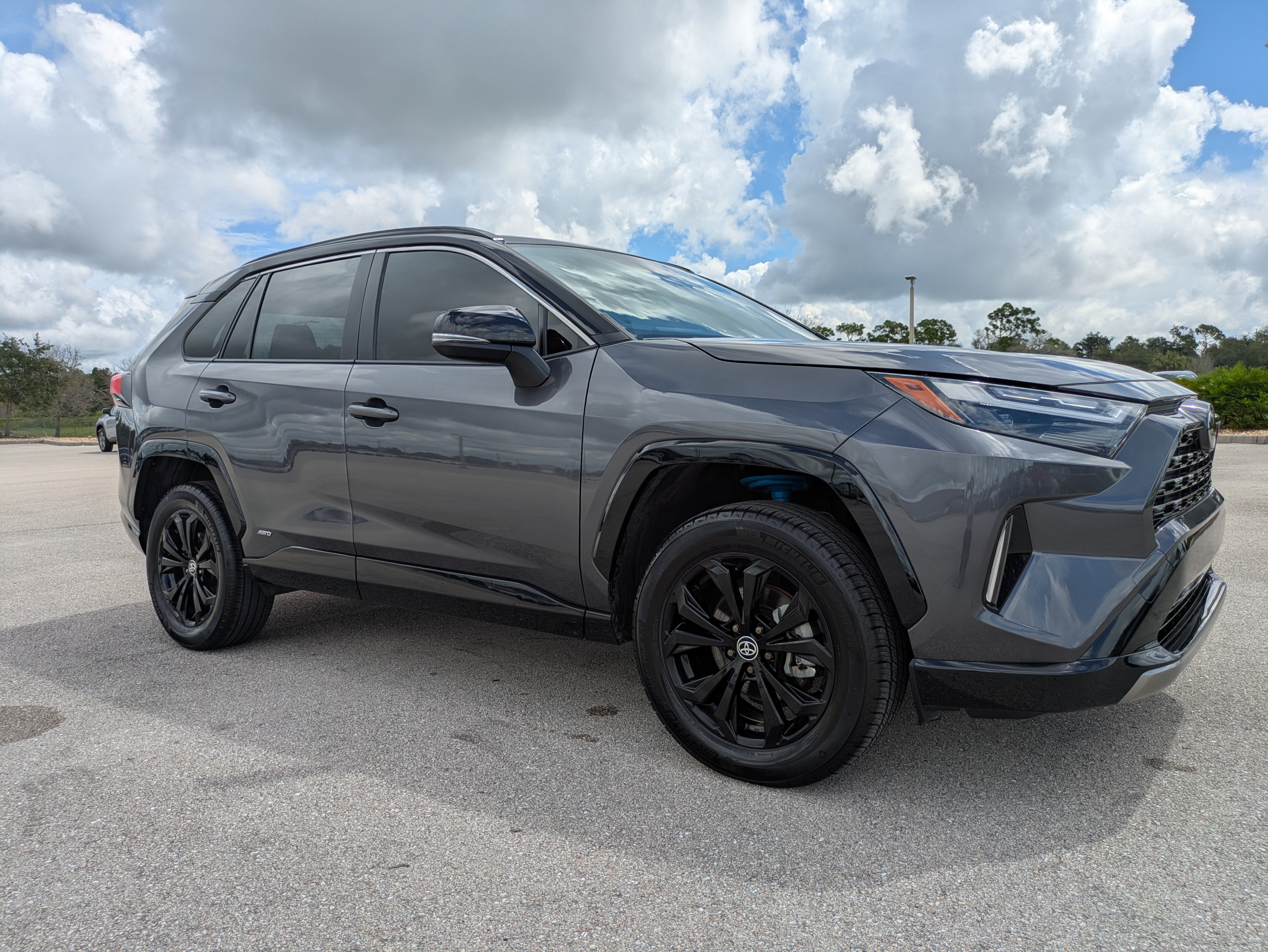 Used 2025 Toyota RAV4 XSE AWD/4WD image 2