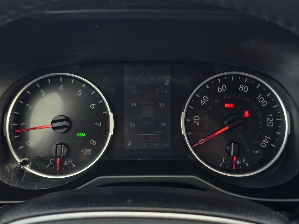 Used 2022 Toyota RAV4 XLE Premium image 40