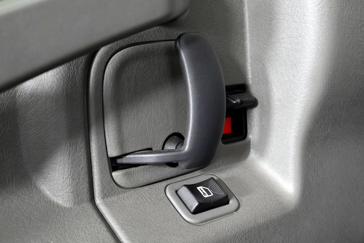 Used 2018 Chevrolet Express 2500 w/ Driver Convenience Package RWD image 24
