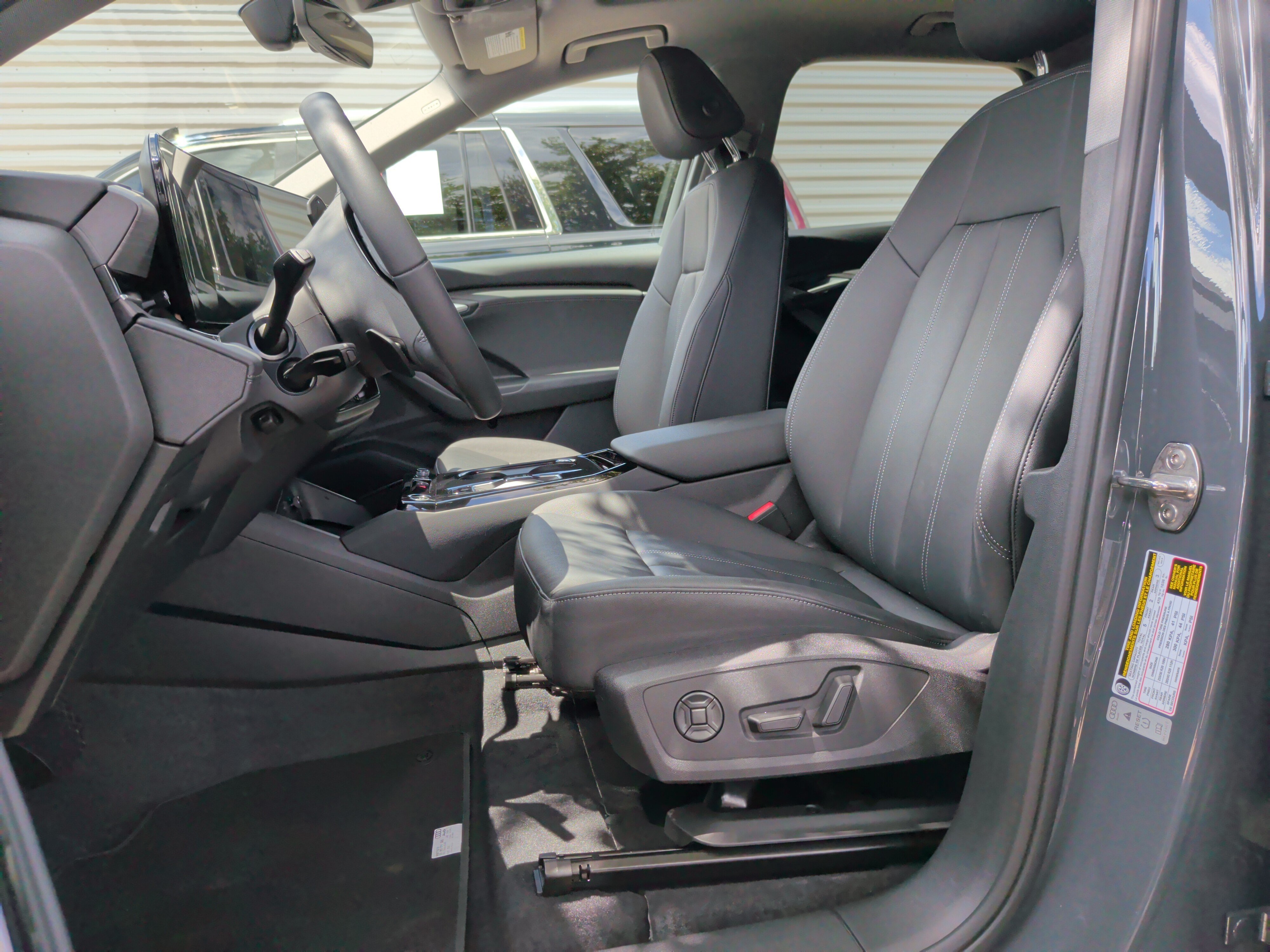 Used 2025 Audi Q6 e-tron Premium w/ Convenience Package RWD image 17