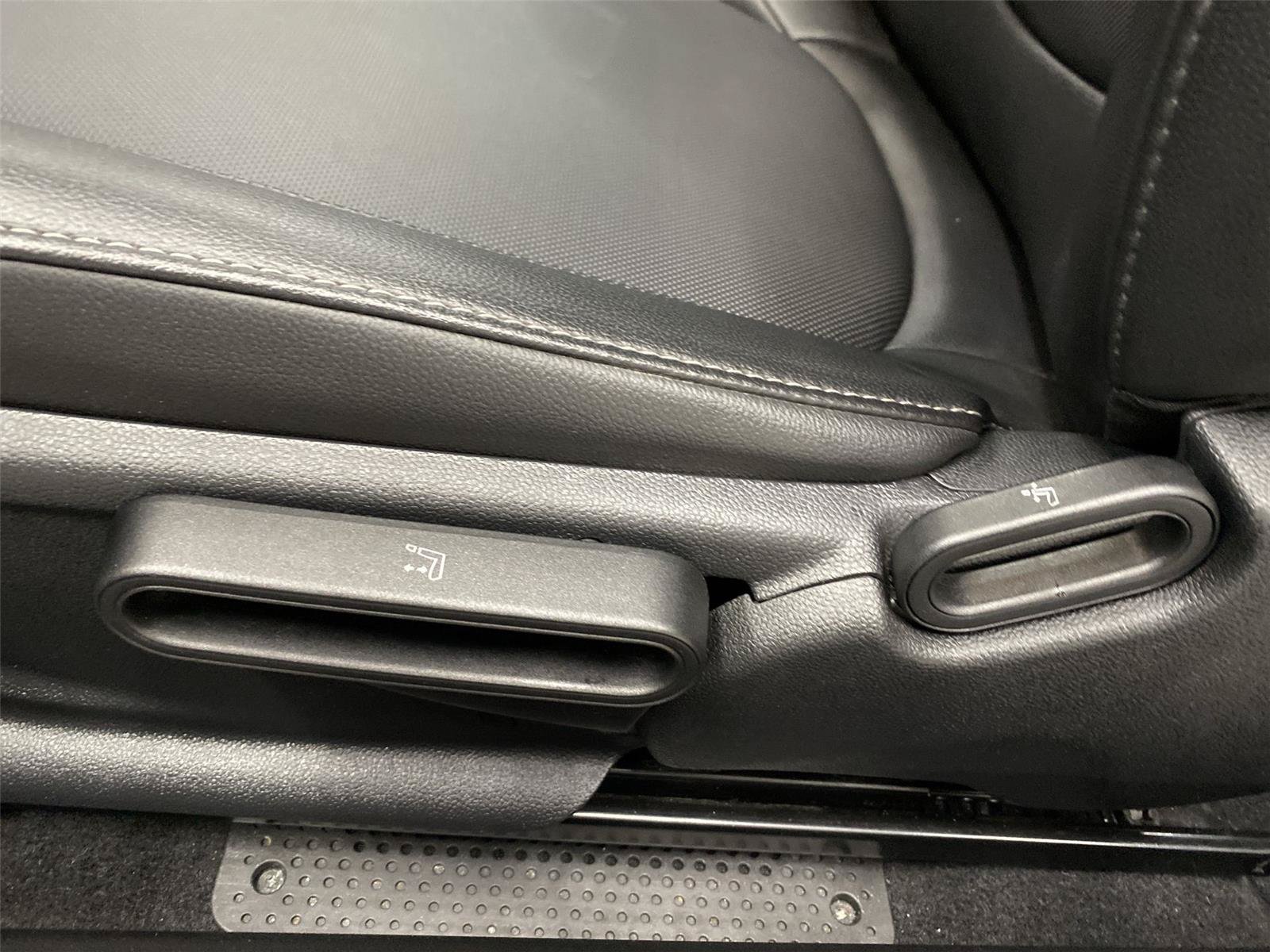 Used 2019 MINI Cooper 2-Door Hardtop FWD image 18
