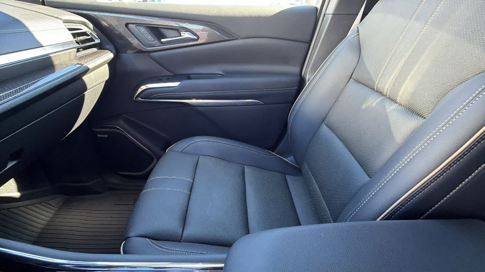 Used 2025 Chevrolet Traverse High Country w/ LPO, Floor Liner Package AWD/4WD image 12