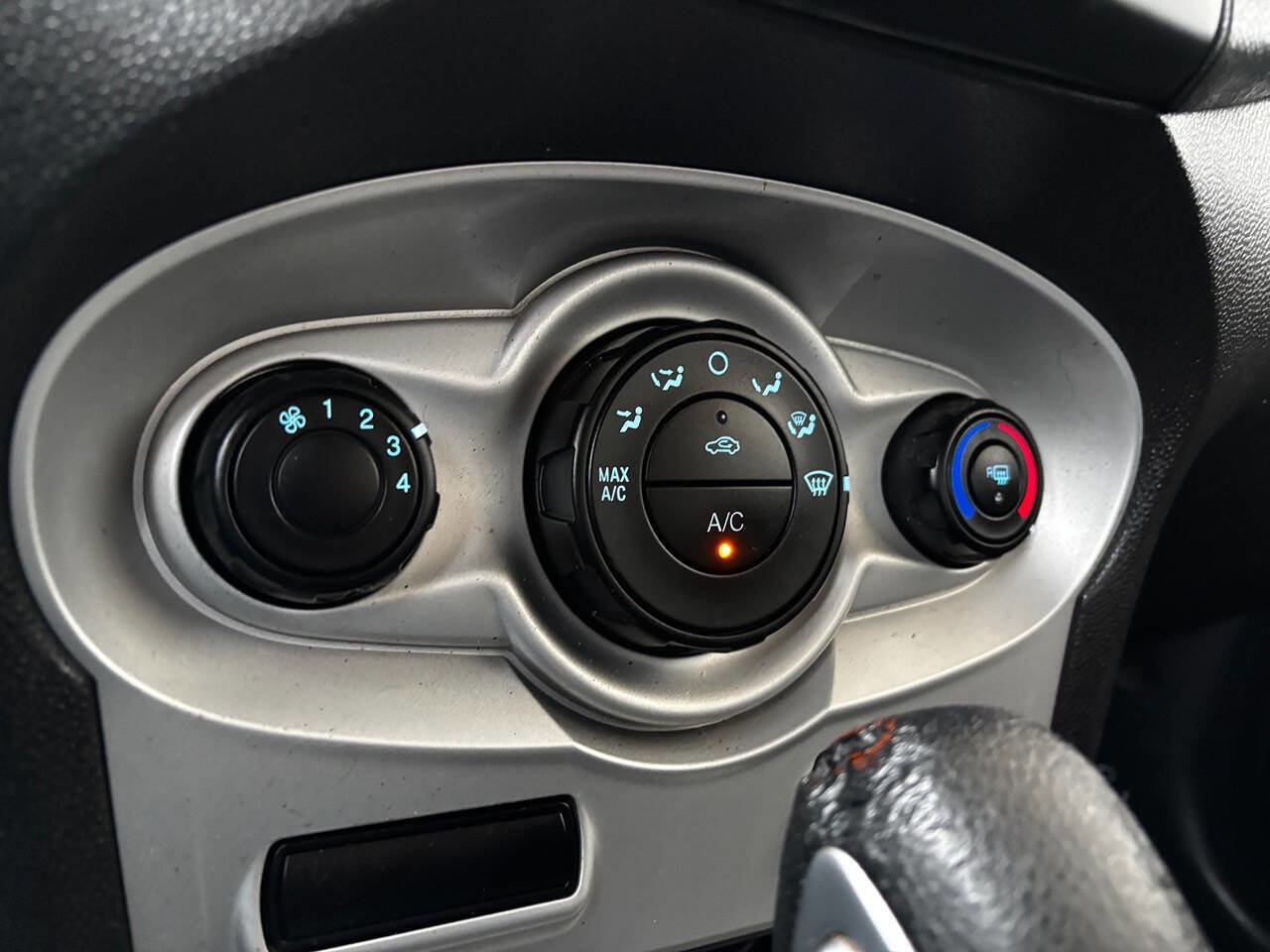 Used 2016 Ford Fiesta SE image 24