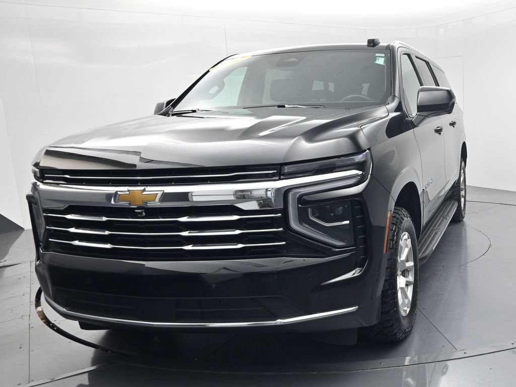 Used 2025 Chevrolet Suburban LT AWD/4WD image 3