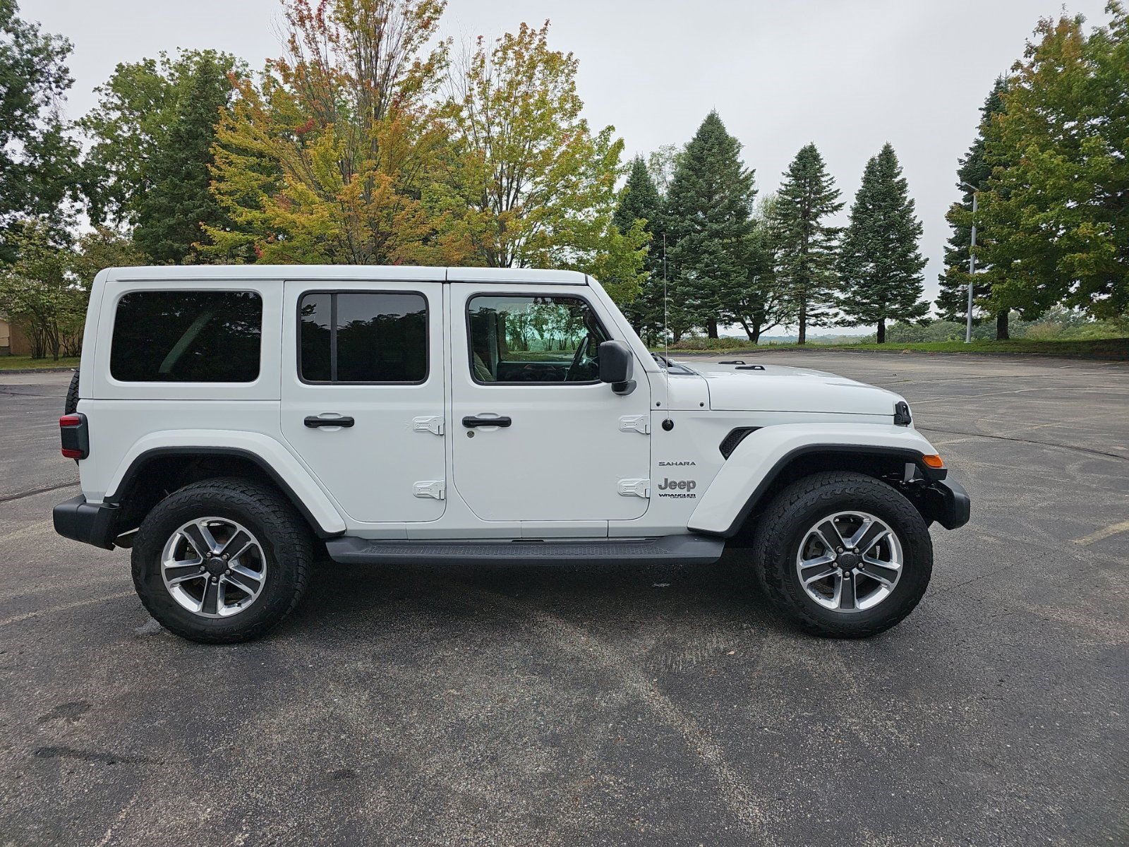 Used 2019 Jeep Wrangler Unlimited Sahara AWD/4WD image 7