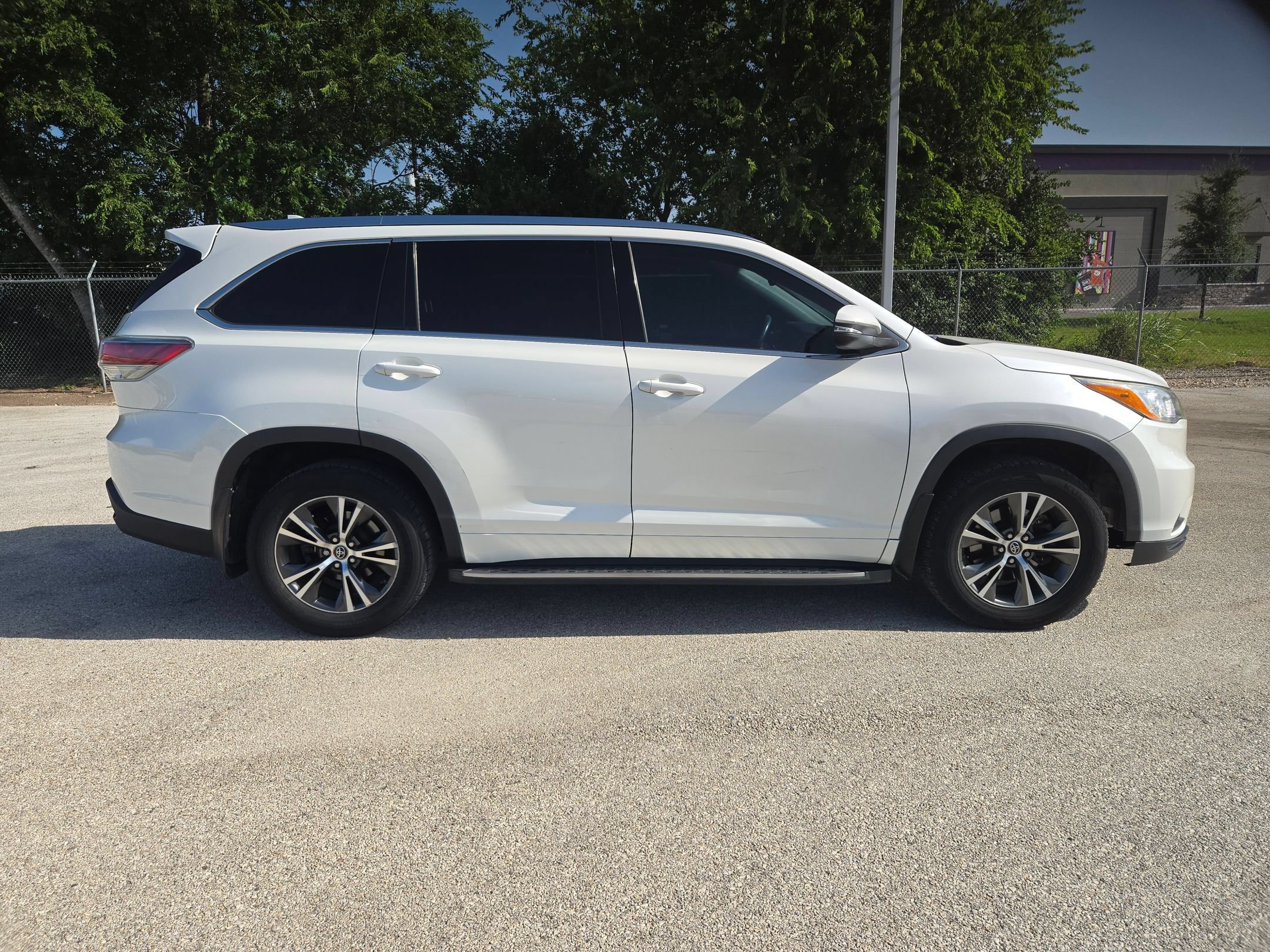 Used 2016 Toyota Highlander XLE FWD image 2