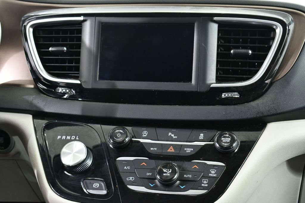 Used 2018 Chrysler Pacifica Touring Plus w/ Tire & Wheel Group FWD image 9