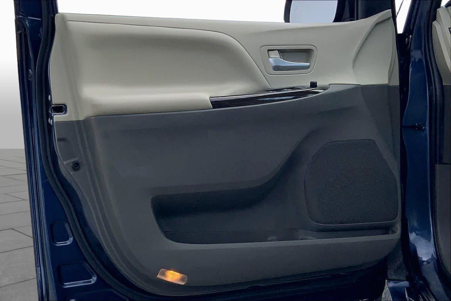Used 2020 Toyota Sienna XLE Premium FWD image 21