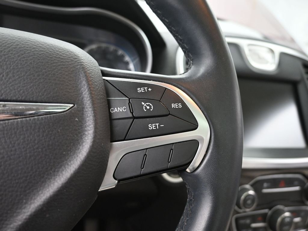 Used 2016 Chrysler 300 Limited image 31