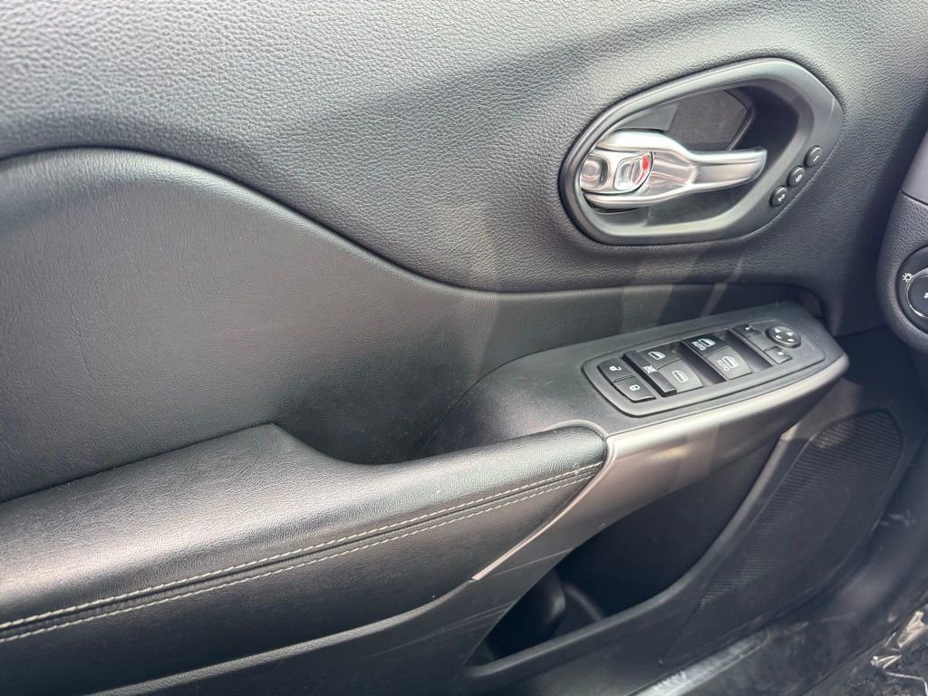 Used 2019 Jeep Cherokee Limited AWD/4WD image 30