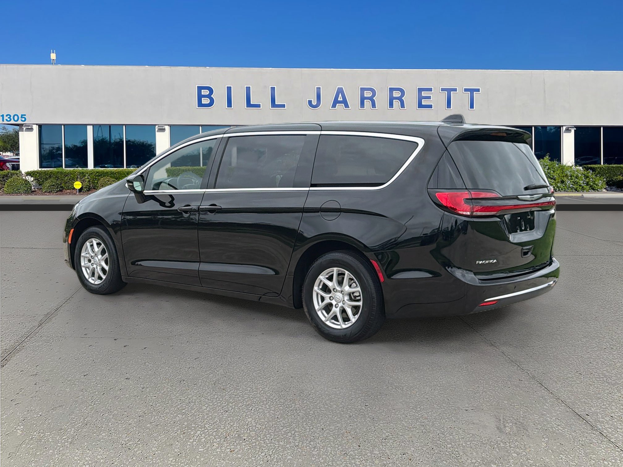 Used 2025 Chrysler Pacifica Select FWD image 5