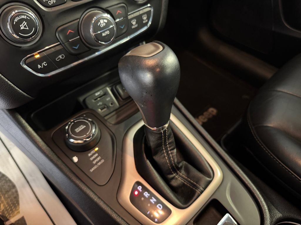 Used 2017 Jeep Cherokee Limited AWD/4WD image 21