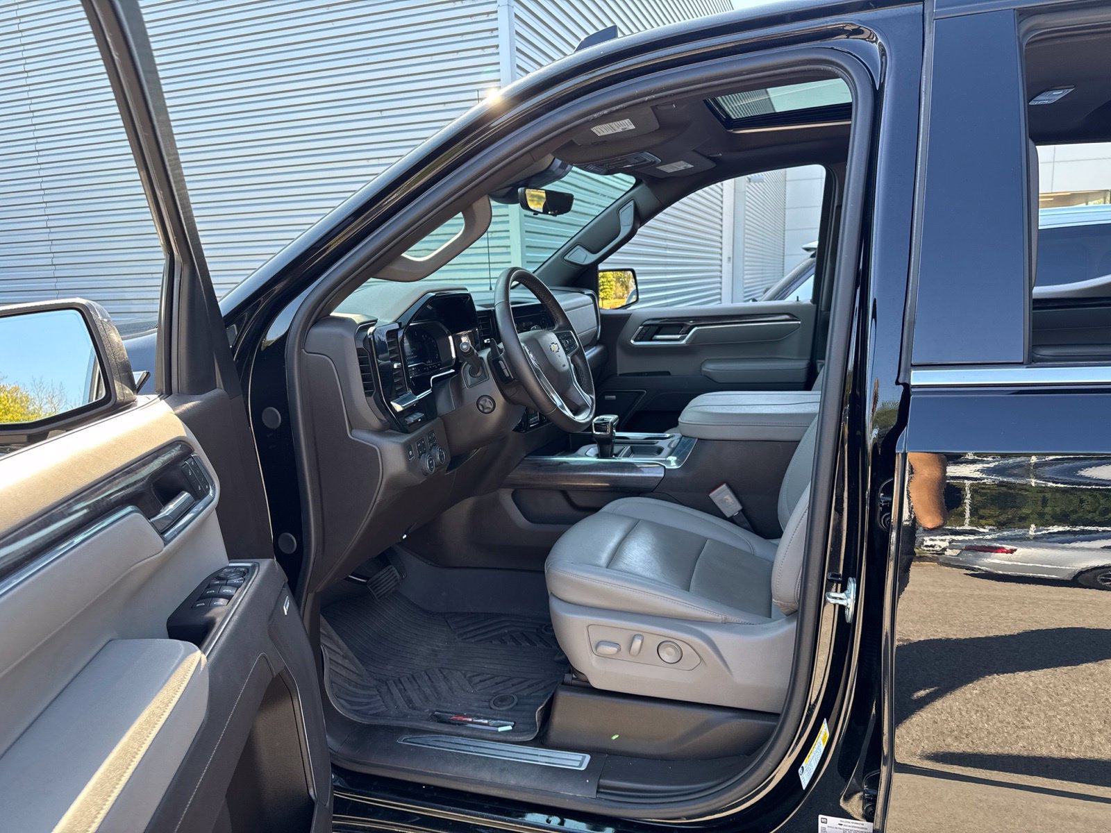 Used 2025 Chevrolet Silverado 1500 LTZ w/ LTZ Premium Package AWD/4WD image 36
