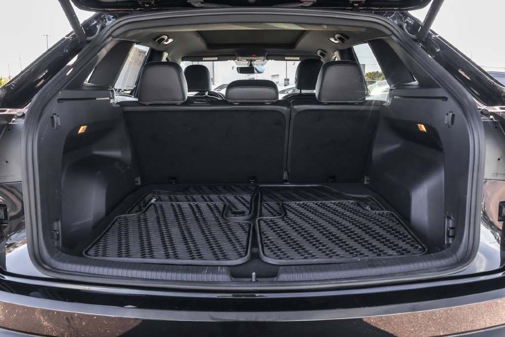 Certified 2023 Volkswagen Atlas Cross Sport SE w/ Panoramic Sunroof Package AWD/4WD image 31