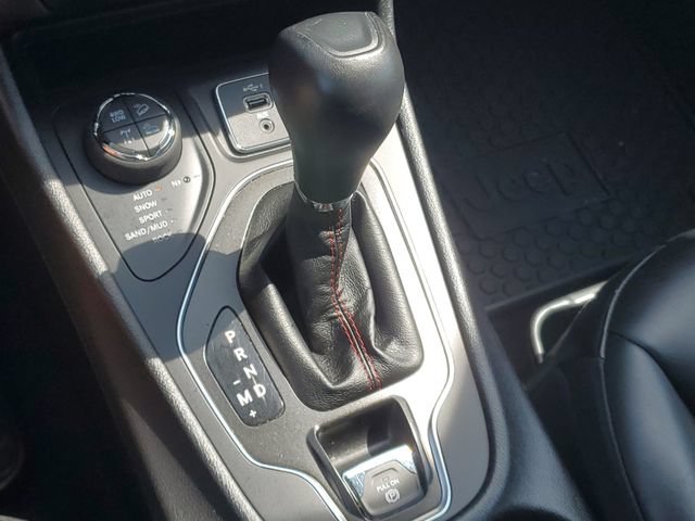 Used 2019 Jeep Cherokee Trailhawk w/ Comfort & Convenience Group AWD/4WD image 30