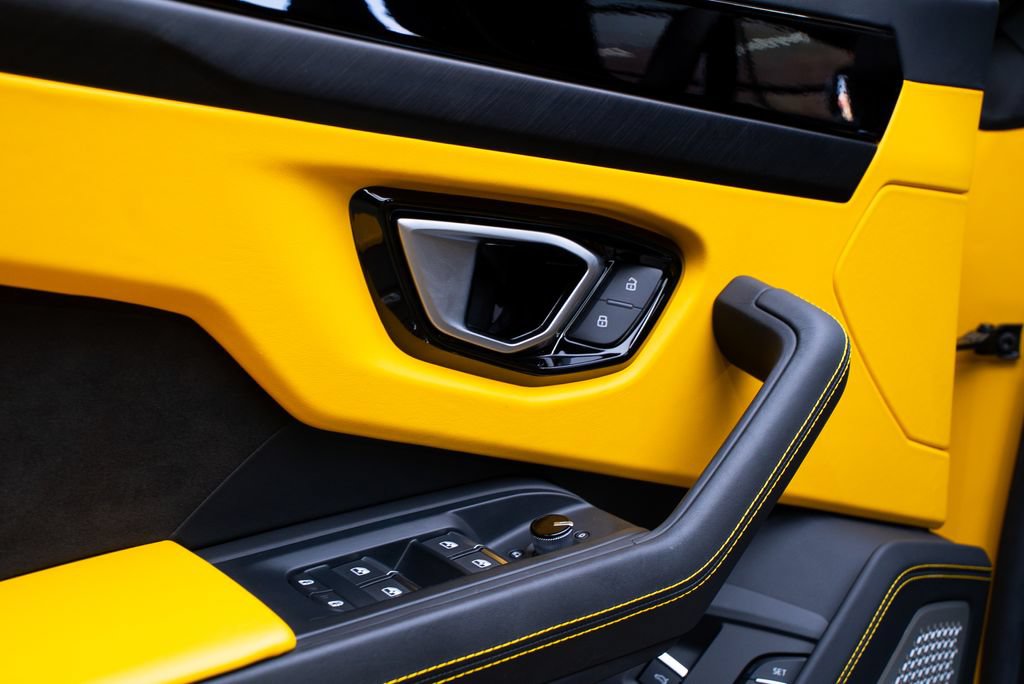 Used 2022 Lamborghini Urus AWD/4WD image 35