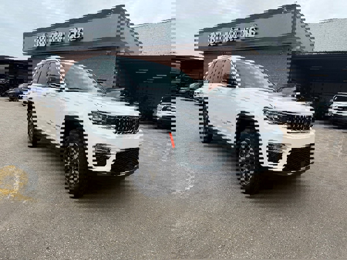 Used 2023 Jeep Grand Cherokee 4WD 4xe image 2