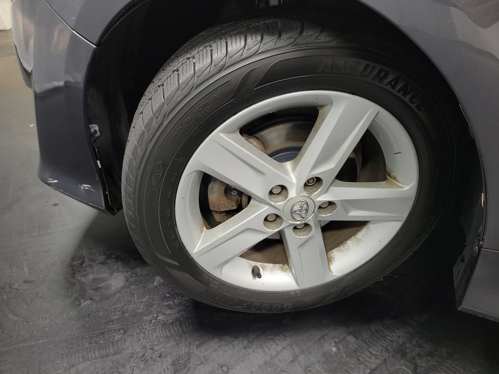Used 2014 Toyota Camry SE w/ Moonroof Package FWD image 13