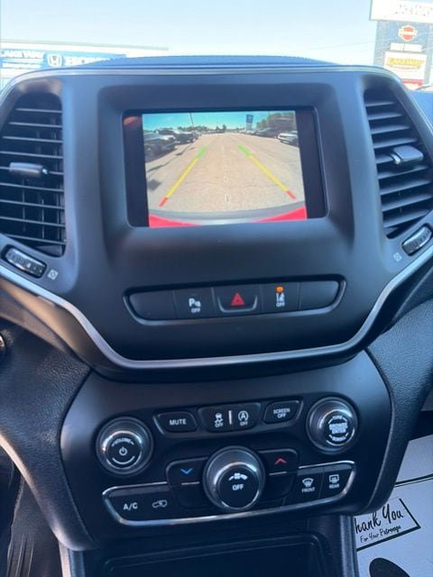Used 2021 Jeep Cherokee Latitude Plus AWD/4WD image 12