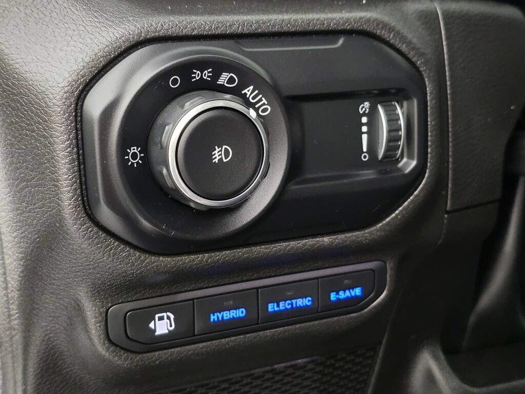 Used 2023 Jeep Wrangler Unlimited Sahara w/ Cold Weather Group AWD/4WD image 23