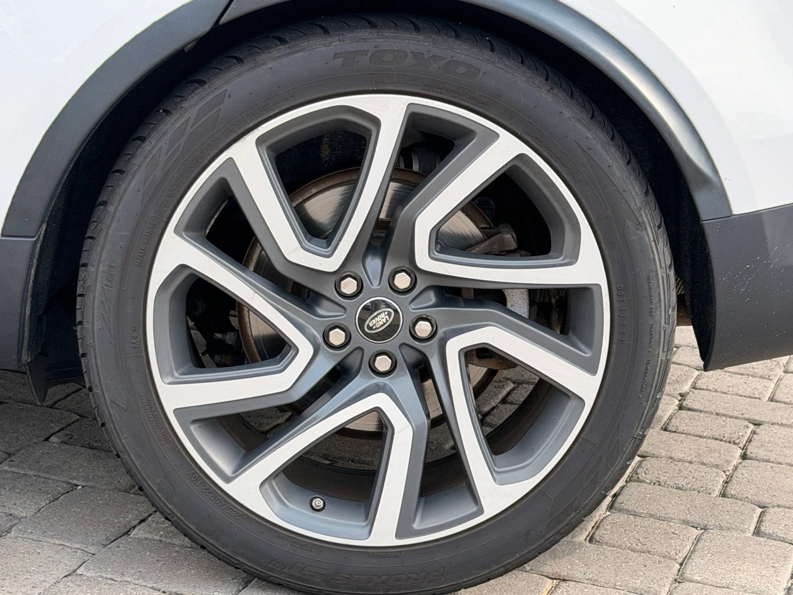 Used 2018 Land Rover Discovery HSE AWD/4WD image 13
