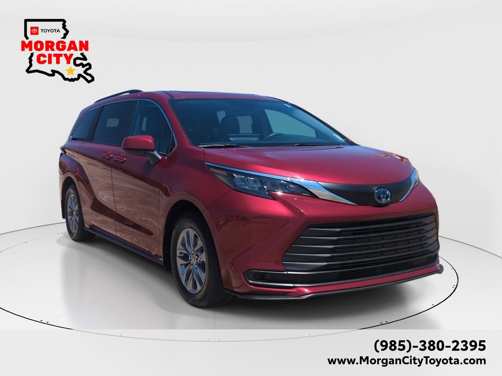 Used 2025 Toyota Sienna LE w/ LE Plus Package FWD image 1