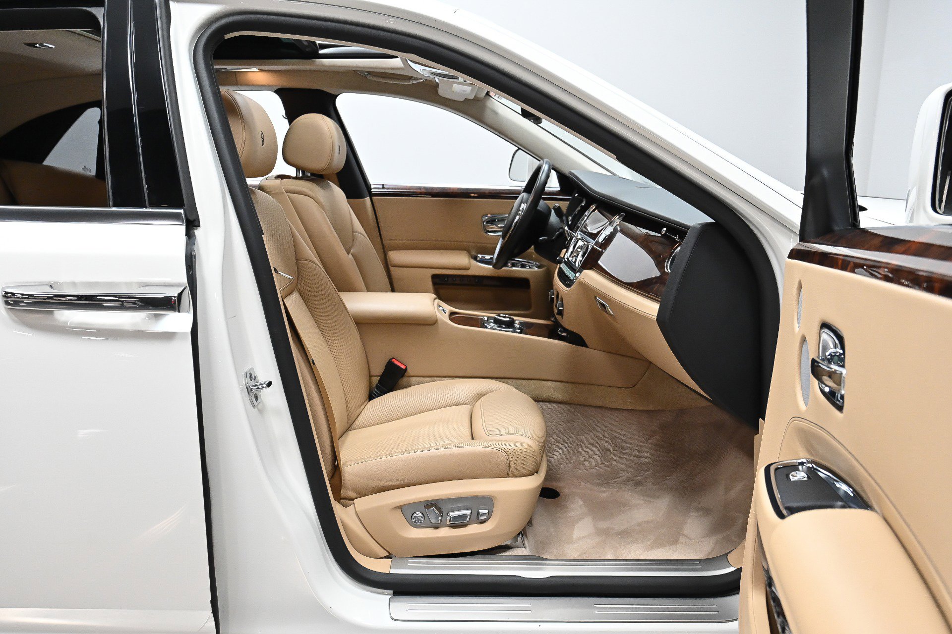 Used 2017 Rolls-Royce Ghost image 38