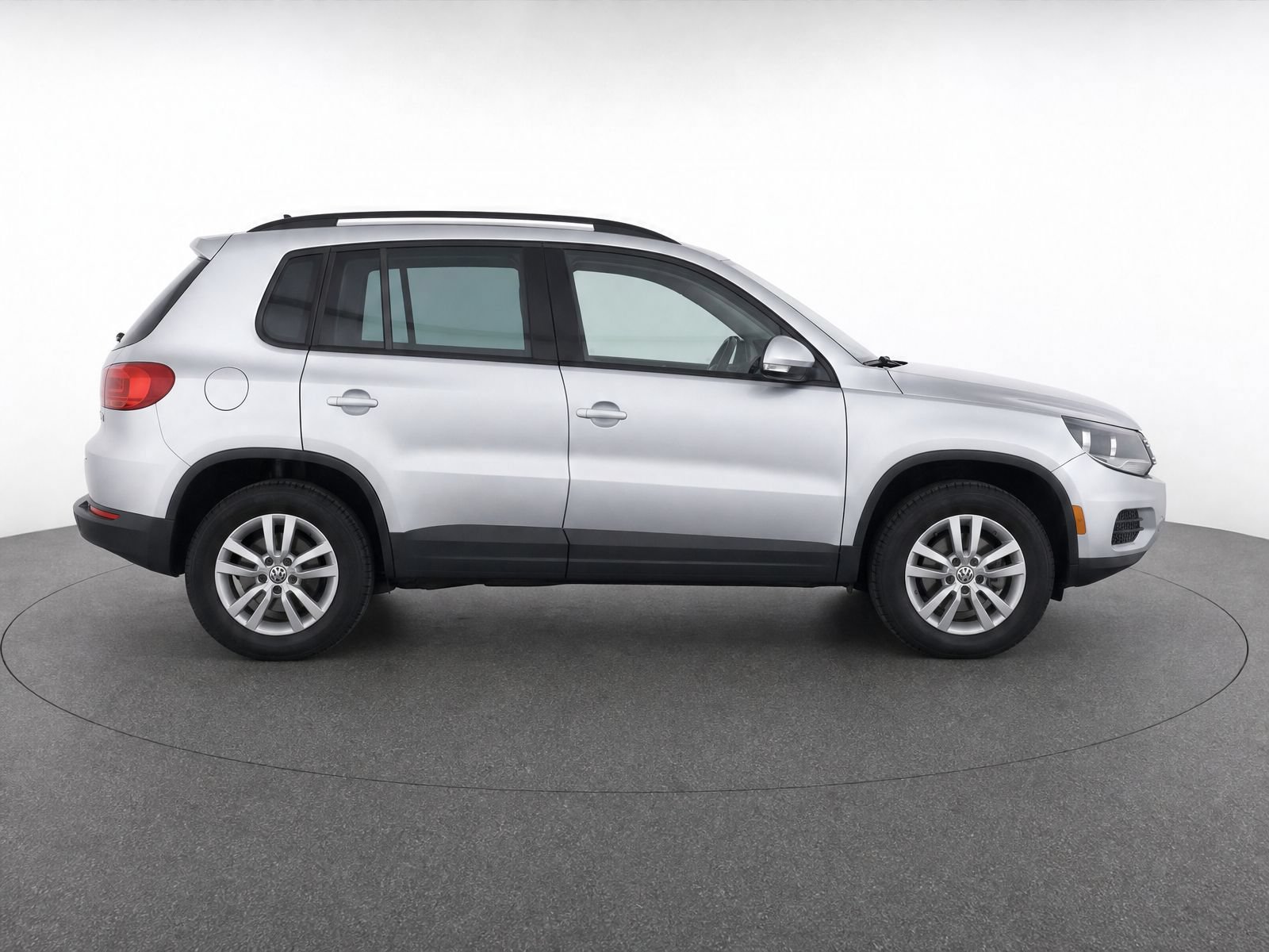 Used 2015 Volkswagen Tiguan S FWD image 2