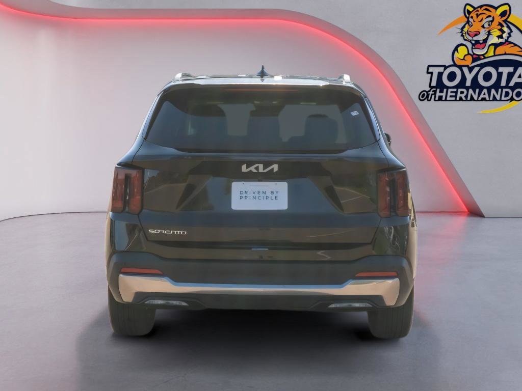 Used 2024 Kia Sorento S image 6