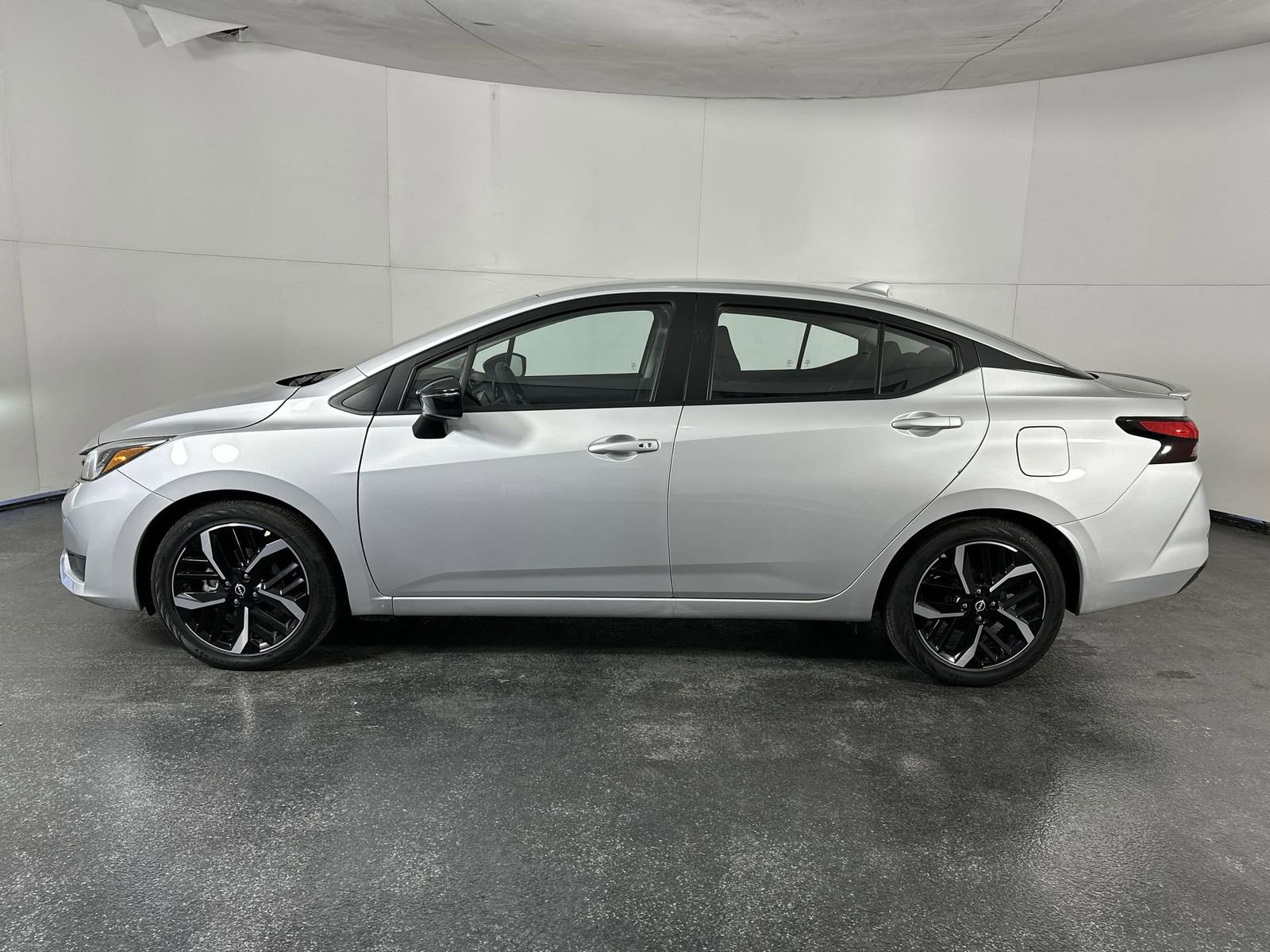 Used 2025 Nissan Versa SR image 5