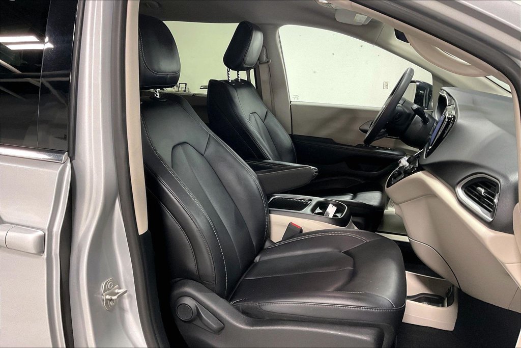 Used 2024 Chrysler Pacifica Touring-L FWD image 9