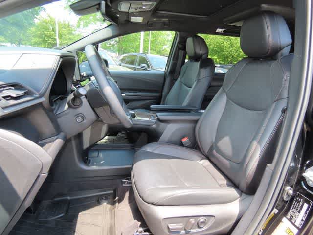 Used 2025 Toyota Sienna Platinum AWD/4WD image 14