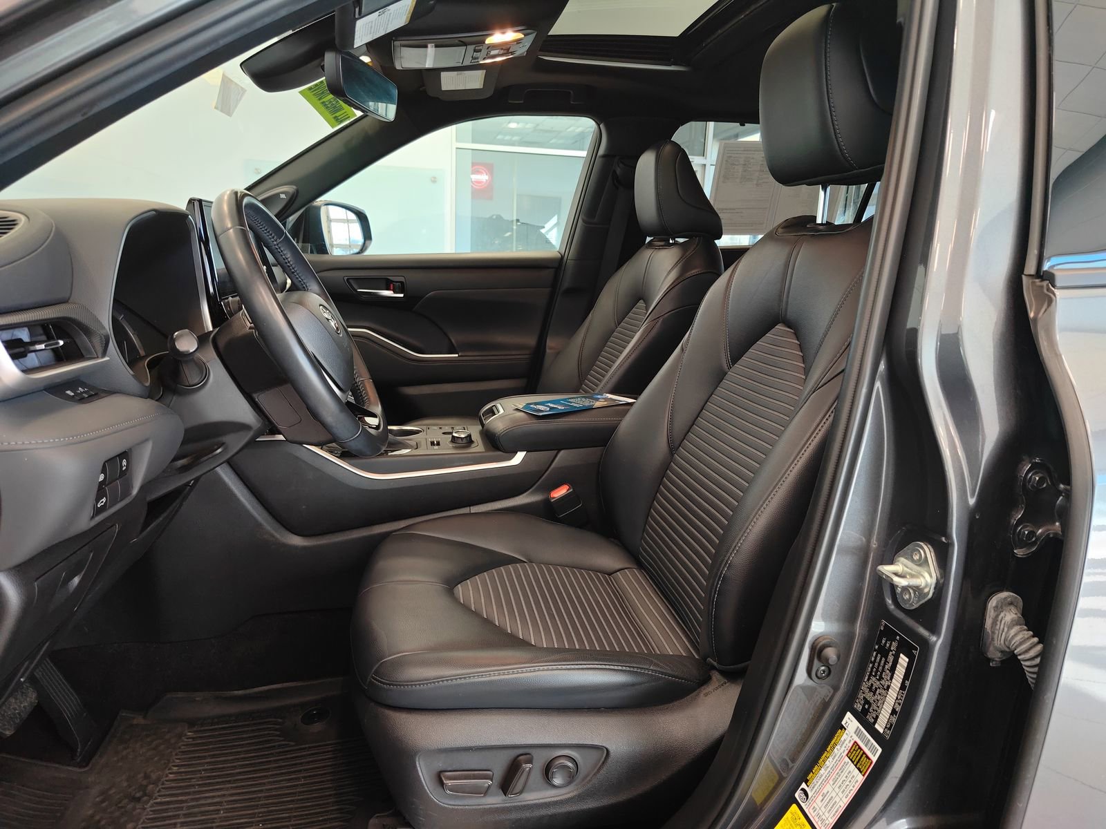 Used 2023 Toyota Highlander XSE image 11