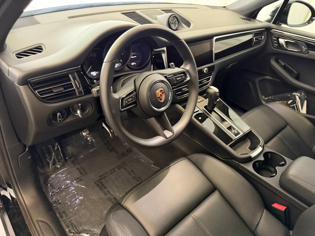 Certified 2026 Porsche Macan AWD/4WD image 4