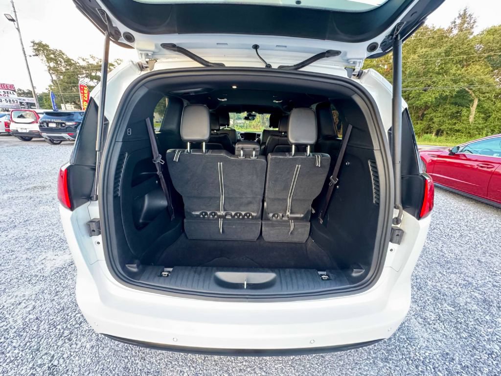 Used 2025 Chrysler Voyager LX FWD image 12