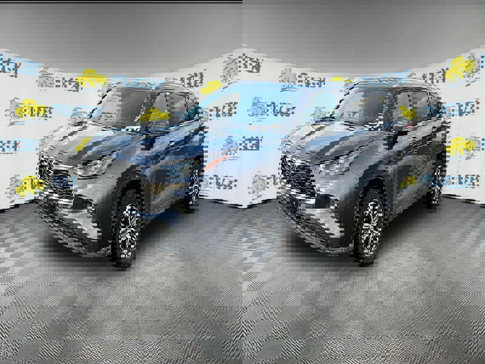 Used 2023 Toyota Highlander XLE image 2