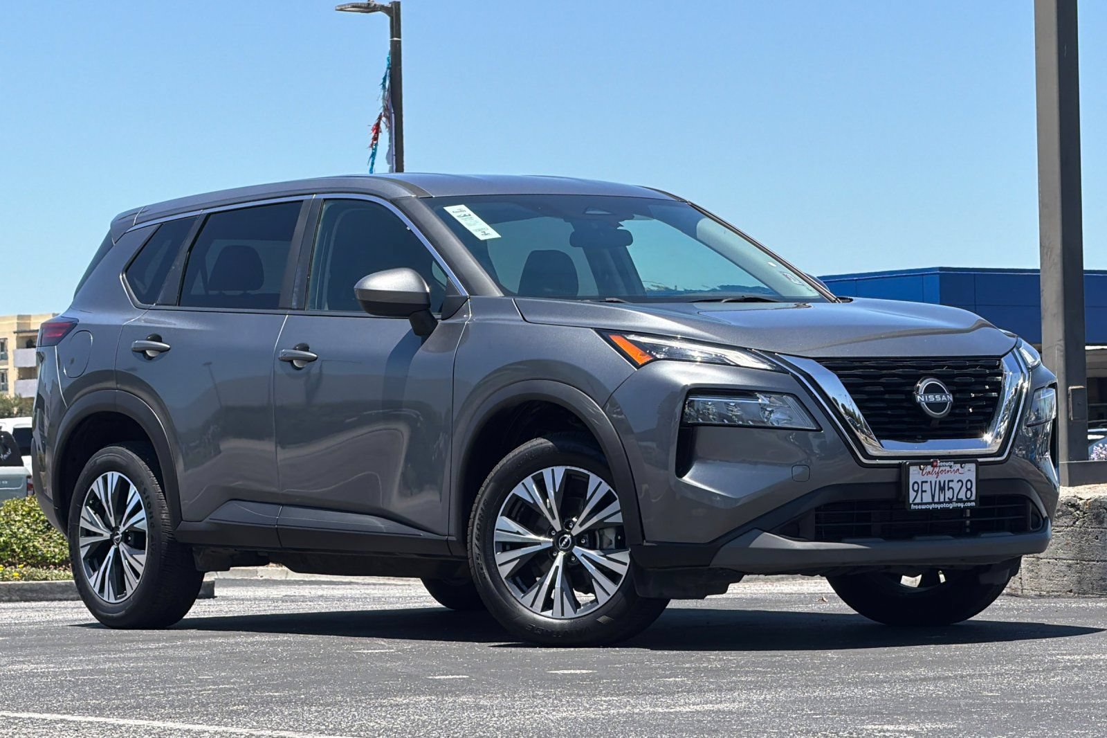 Used 2023 Nissan Rogue SV FWD image 2