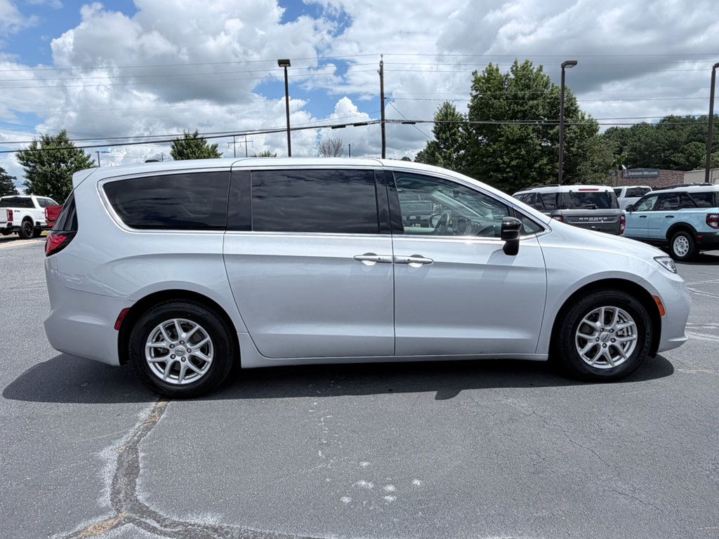 Used 2024 Chrysler Pacifica Touring-L FWD image 4