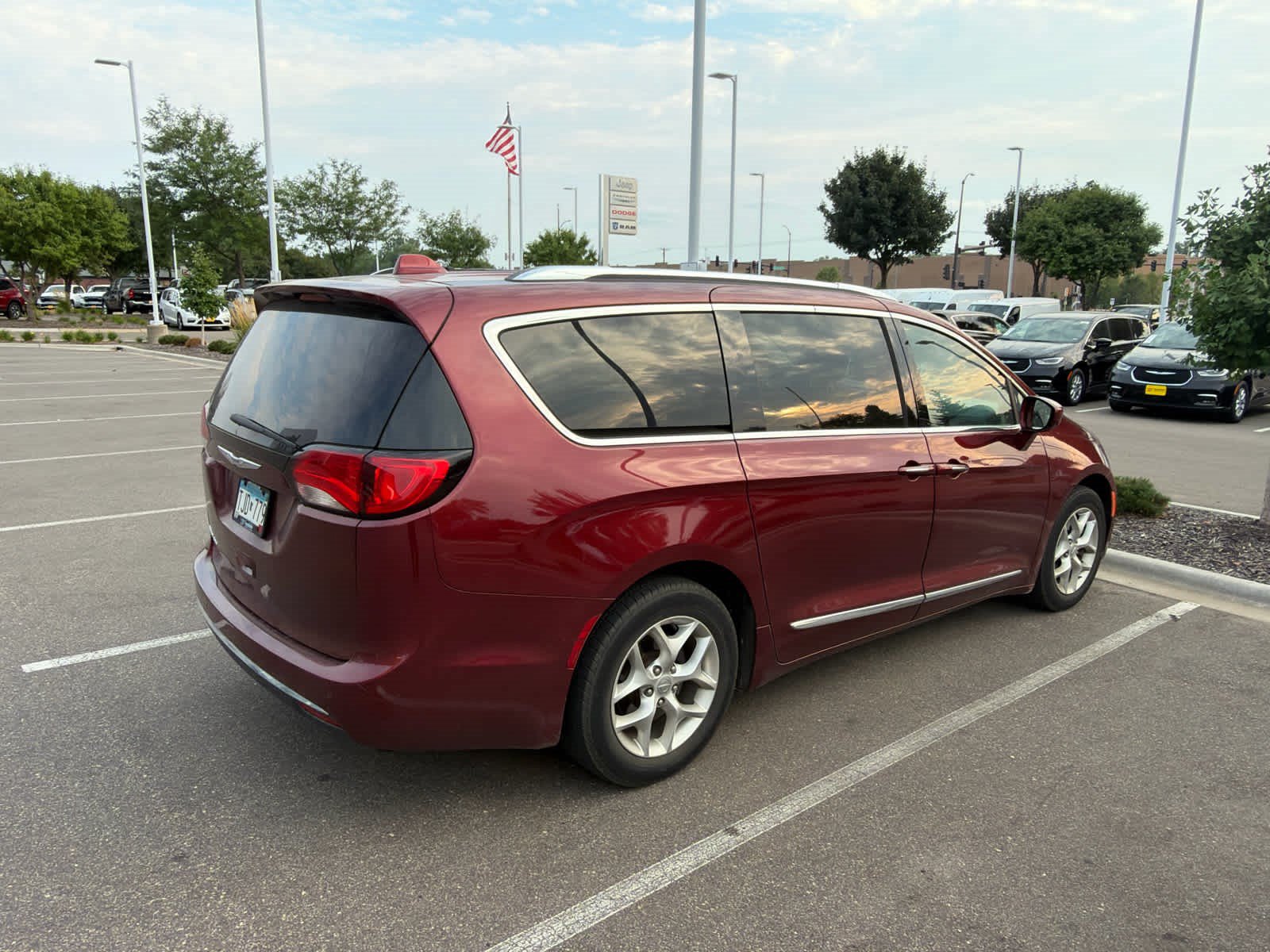 Used 2019 Chrysler Pacifica Touring-L w/ Tire & Wheel Group FWD image 7