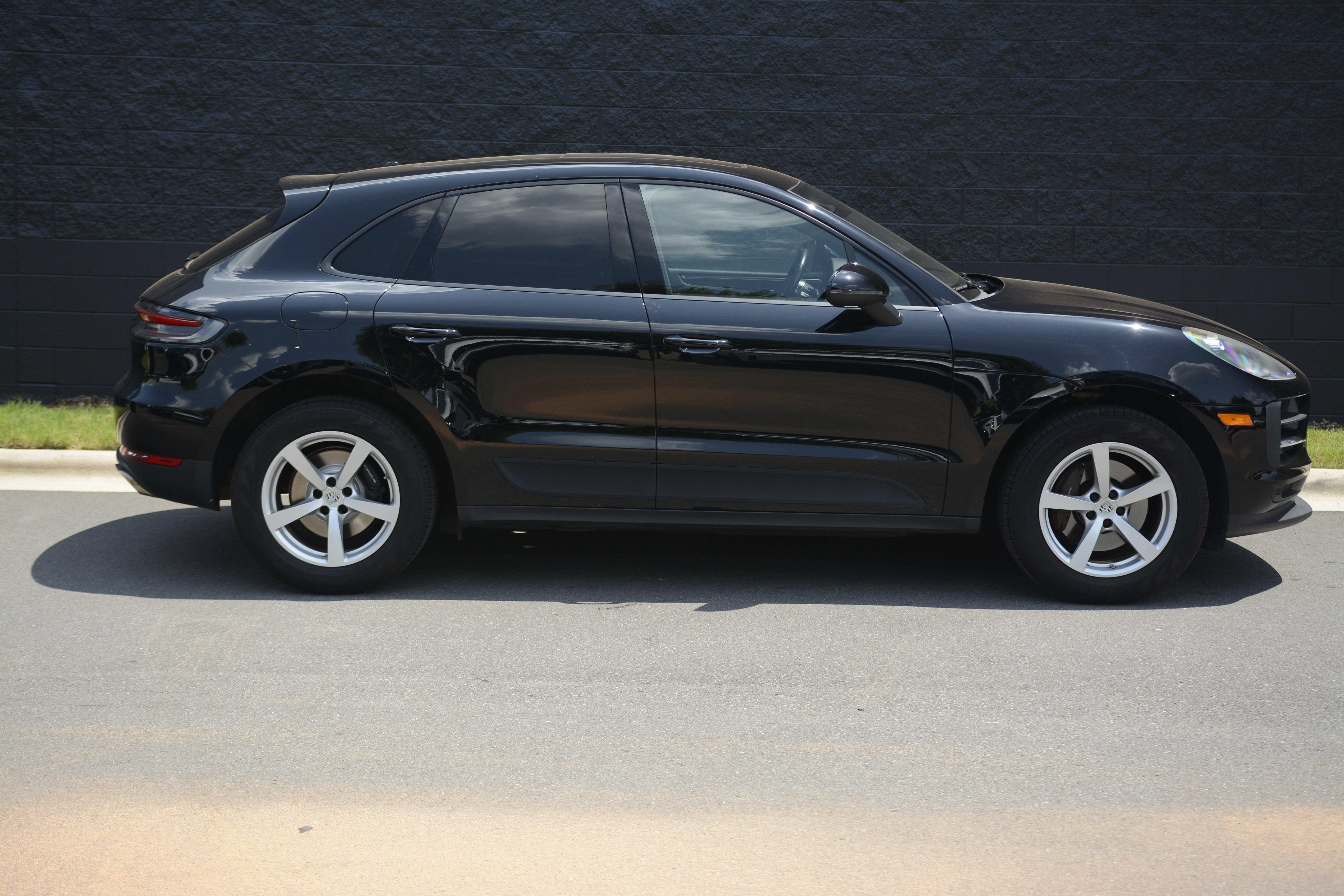 Certified 2019 Porsche Macan AWD/4WD image 8