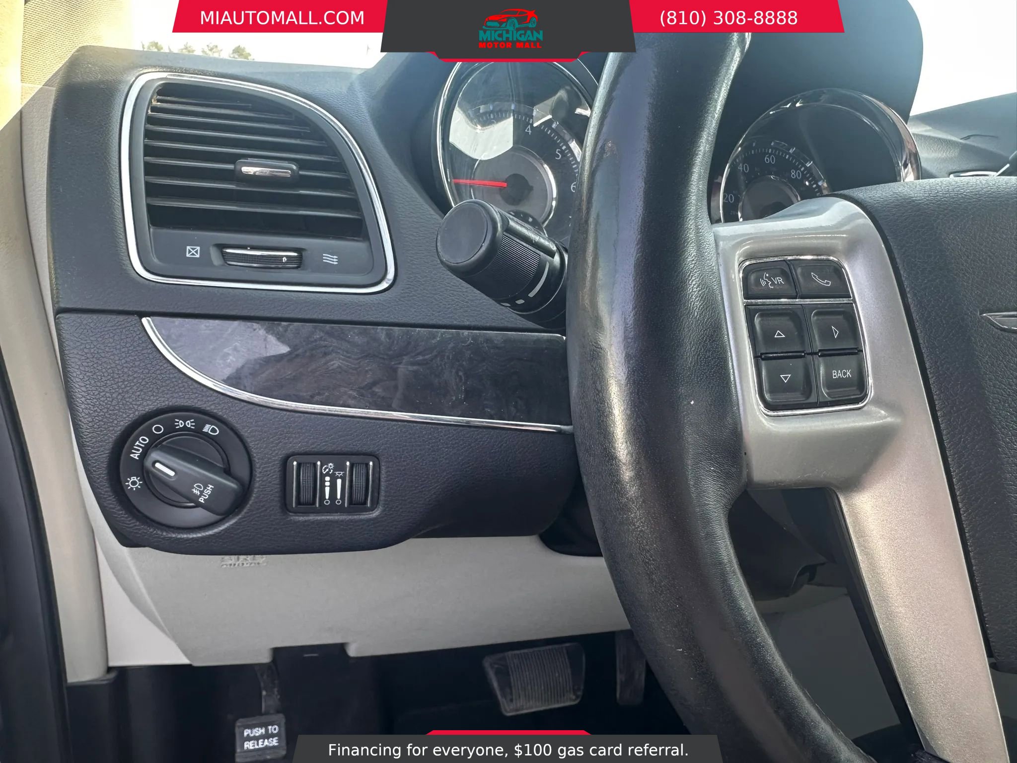 Used 2014 Chrysler Town & Country Touring-L w/ Driver Convenience Group image 9